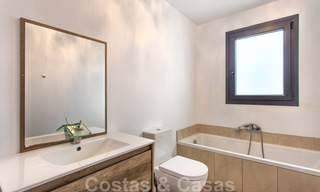 Te koop, gerenoveerde villa met een interieur in hedendaagse stijl op de New Golden Mile, Marbella - Estepona 29374 