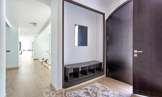 Te koop, gerenoveerde villa met een interieur in hedendaagse stijl op de New Golden Mile, Marbella - Estepona 29376 