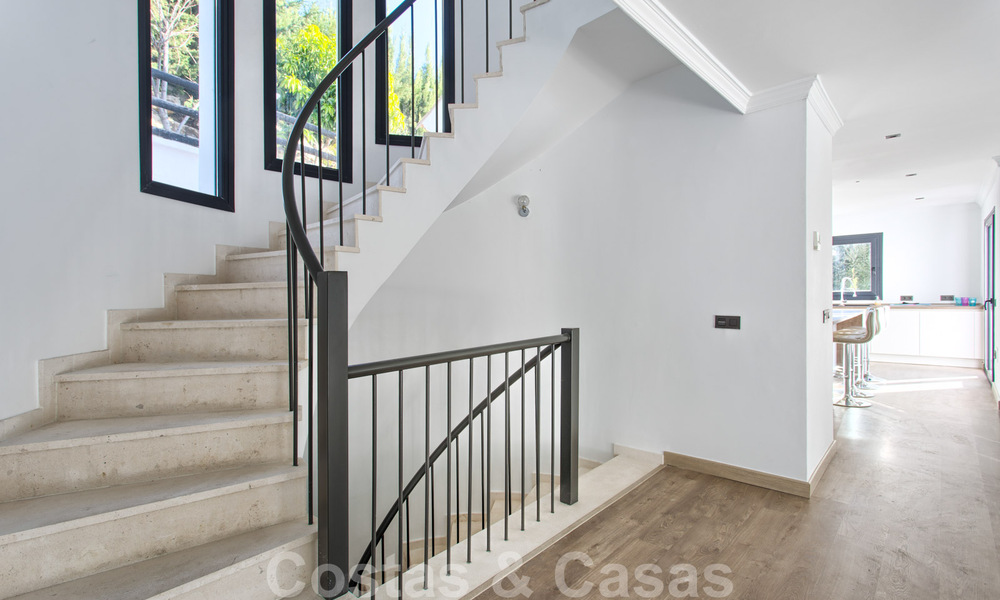 Te koop, gerenoveerde villa met een interieur in hedendaagse stijl op de New Golden Mile, Marbella - Estepona 29377