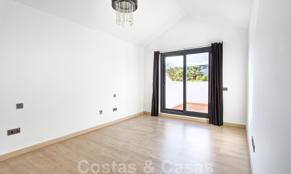 Te koop, gerenoveerde villa met een interieur in hedendaagse stijl op de New Golden Mile, Marbella - Estepona 29385