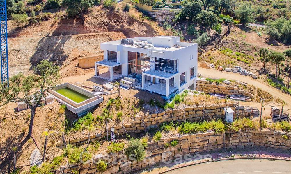 Moderne nieuwbouw villa met panoramisch berg- en zeezicht te koop in de heuvels van Marbella Oost. In opbouw. 44284