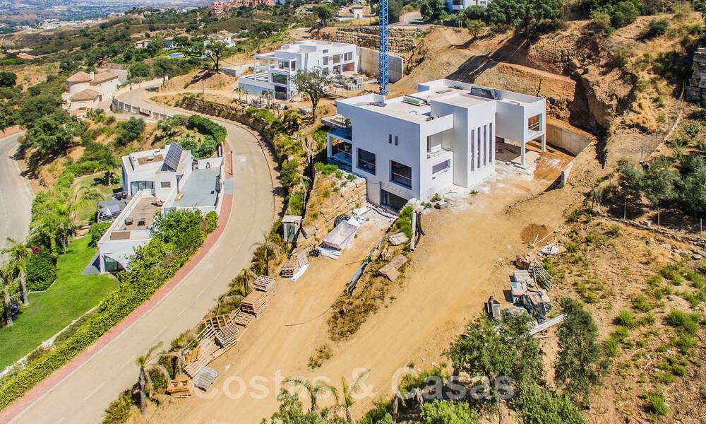 Moderne nieuwbouw villa met panoramisch berg- en zeezicht te koop in de heuvels van Marbella Oost. In opbouw. 44285