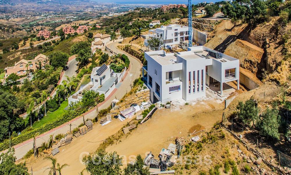 Moderne nieuwbouw villa met panoramisch berg- en zeezicht te koop in de heuvels van Marbella Oost. In opbouw. 44286