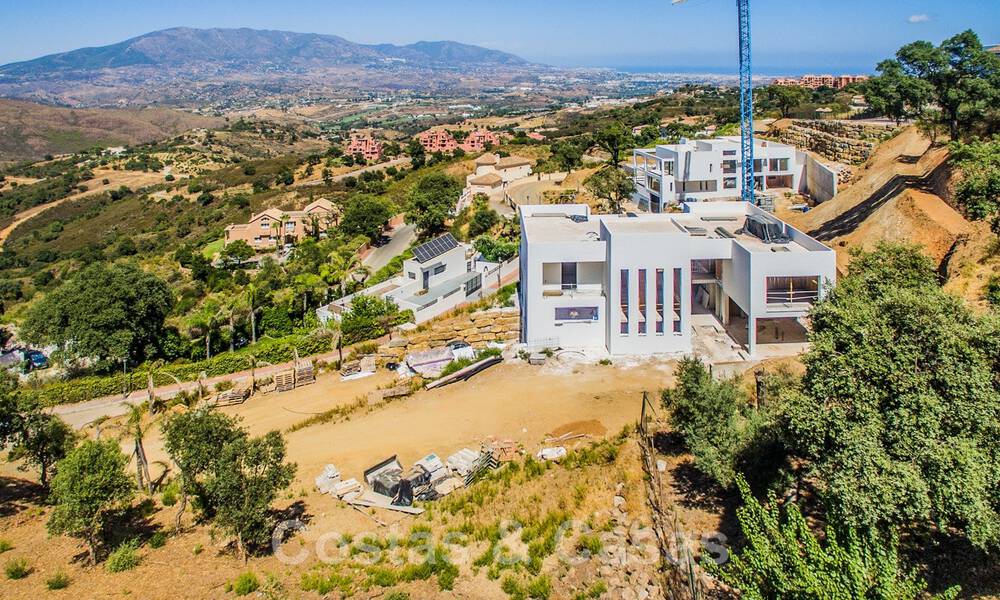 Moderne nieuwbouw villa met panoramisch berg- en zeezicht te koop in de heuvels van Marbella Oost. In opbouw. 44287