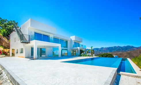 Moderne nieuwbouw villa met panoramisch berg- en zeezicht te koop in de heuvels van Marbella Oost. Bijna klaar. 57683