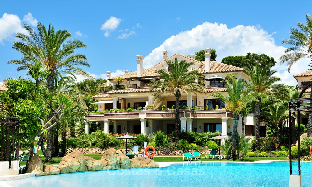 Exclusief eerstelijns strand penthouse appartement te koop in Los Monteros, Marbella 29590