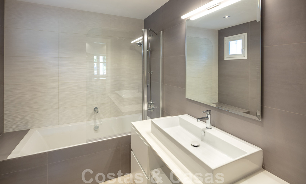 Luxueus gerenoveerd appartement met prachtig uitzicht op zee te koop in Puente Romano - Golden Mile, Marbella 29912
