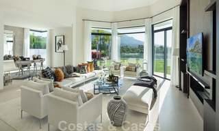Elegant gerenoveerde villa in Aloha, Nueva Andalucia, Marbella. Eerstelijn golf op een verhoogde positie met prachtig uitzicht. 29924 