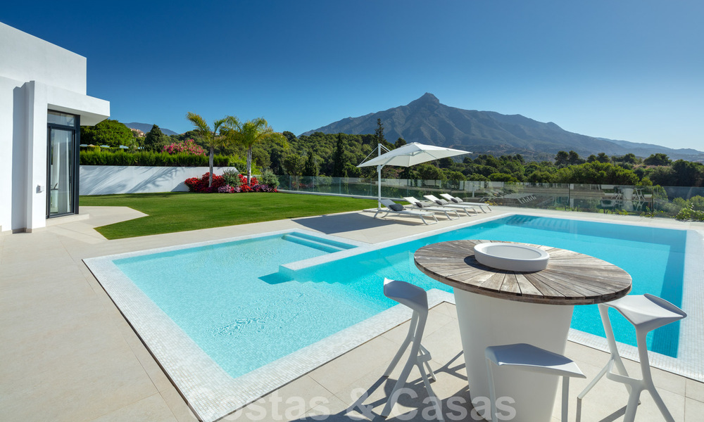 Elegant gerenoveerde villa in Aloha, Nueva Andalucia, Marbella. Eerstelijn golf op een verhoogde positie met prachtig uitzicht. 29927