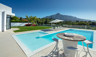 Elegant gerenoveerde villa in Aloha, Nueva Andalucia, Marbella. Eerstelijn golf op een verhoogde positie met prachtig uitzicht. 29927 