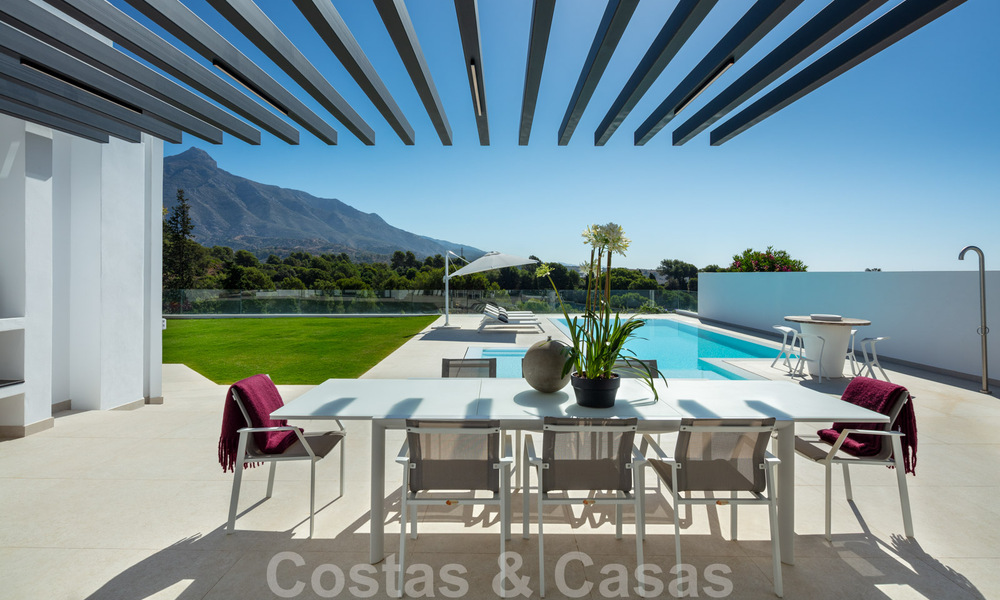 Elegant gerenoveerde villa in Aloha, Nueva Andalucia, Marbella. Eerstelijn golf op een verhoogde positie met prachtig uitzicht. 29932