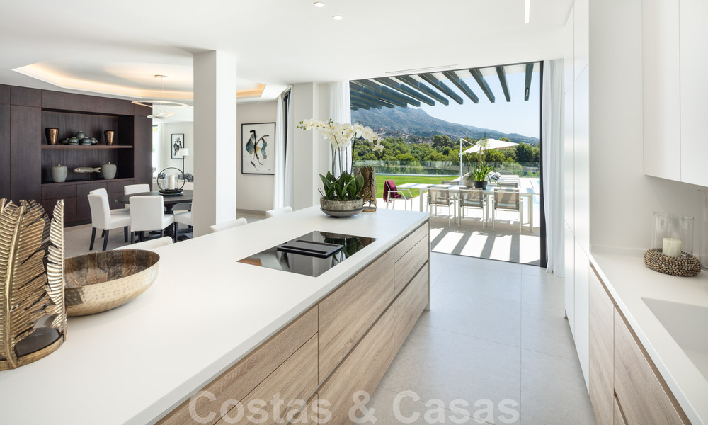 Elegant gerenoveerde villa in Aloha, Nueva Andalucia, Marbella. Eerstelijn golf op een verhoogde positie met prachtig uitzicht. 29946
