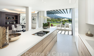 Elegant gerenoveerde villa in Aloha, Nueva Andalucia, Marbella. Eerstelijn golf op een verhoogde positie met prachtig uitzicht. 29946 