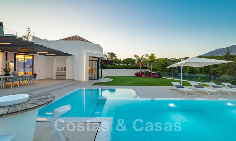 Elegant gerenoveerde villa in Aloha, Nueva Andalucia, Marbella. Eerstelijn golf op een verhoogde positie met prachtig uitzicht. 29955