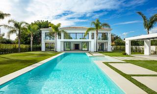 Ruime, nieuwe moderne villa te koop vlak bij het strand en de golfbaan in Marbella - Estepona 30156 
