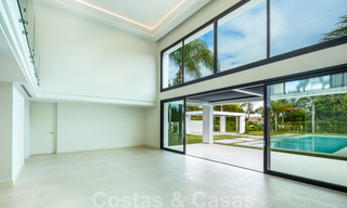 Ruime, nieuwe moderne villa te koop vlak bij het strand en de golfbaan in Marbella - Estepona 30161 