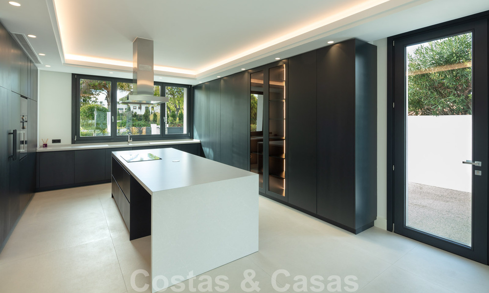 Ruime, nieuwe moderne villa te koop vlak bij het strand en de golfbaan in Marbella - Estepona 30165
