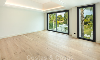 Ruime, nieuwe moderne villa te koop vlak bij het strand en de golfbaan in Marbella - Estepona 30168 