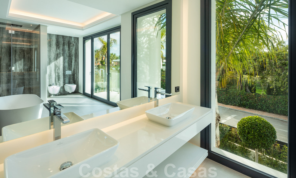Ruime, nieuwe moderne villa te koop vlak bij het strand en de golfbaan in Marbella - Estepona 30171