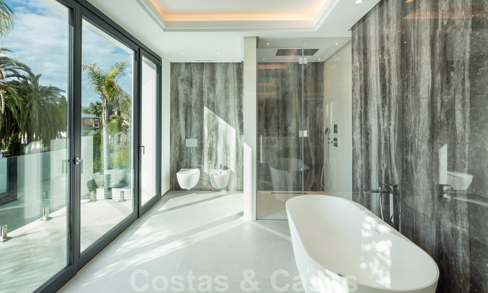Ruime, nieuwe moderne villa te koop vlak bij het strand en de golfbaan in Marbella - Estepona 30172