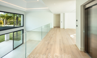 Ruime, nieuwe moderne villa te koop vlak bij het strand en de golfbaan in Marbella - Estepona 30173 