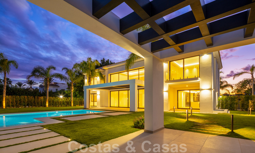 Ruime, nieuwe moderne villa te koop vlak bij het strand en de golfbaan in Marbella - Estepona 30183