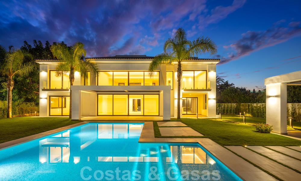 Ruime, nieuwe moderne villa te koop vlak bij het strand en de golfbaan in Marbella - Estepona 30185
