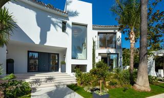 Elegant gerenoveerde eerstelijnsgolf villa te koop in het hart van de Golfvallei in Nueva Andalucia, Marbella 30022 