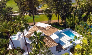 Elegant gerenoveerde eerstelijnsgolf villa te koop in het hart van de Golfvallei in Nueva Andalucia, Marbella 30026 