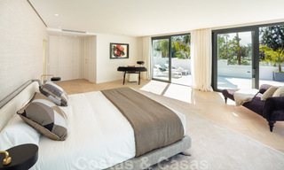 Elegant gerenoveerde eerstelijnsgolf villa te koop in het hart van de Golfvallei in Nueva Andalucia, Marbella 30028 