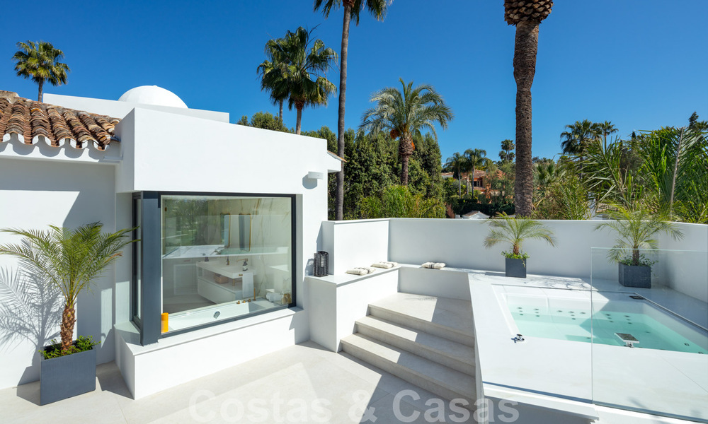 Elegant gerenoveerde eerstelijnsgolf villa te koop in het hart van de Golfvallei in Nueva Andalucia, Marbella 30029