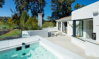 Elegant gerenoveerde eerstelijnsgolf villa te koop in het hart van de Golfvallei in Nueva Andalucia, Marbella 30030 