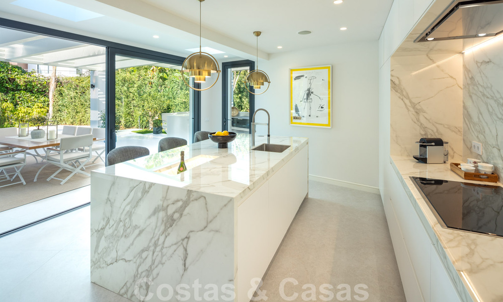 Elegant gerenoveerde eerstelijnsgolf villa te koop in het hart van de Golfvallei in Nueva Andalucia, Marbella 30040