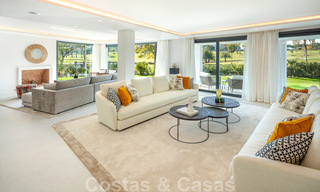 Elegant gerenoveerde eerstelijnsgolf villa te koop in het hart van de Golfvallei in Nueva Andalucia, Marbella 30044 