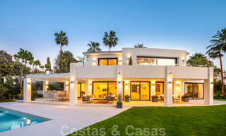 Elegant gerenoveerde eerstelijnsgolf villa te koop in het hart van de Golfvallei in Nueva Andalucia, Marbella 30054 