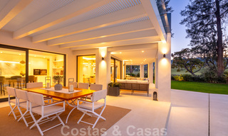 Elegant gerenoveerde eerstelijnsgolf villa te koop in het hart van de Golfvallei in Nueva Andalucia, Marbella 30055 
