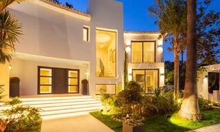 Elegant gerenoveerde eerstelijnsgolf villa te koop in het hart van de Golfvallei in Nueva Andalucia, Marbella 30057 