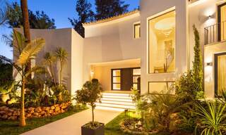 Elegant gerenoveerde eerstelijnsgolf villa te koop in het hart van de Golfvallei in Nueva Andalucia, Marbella 30058 