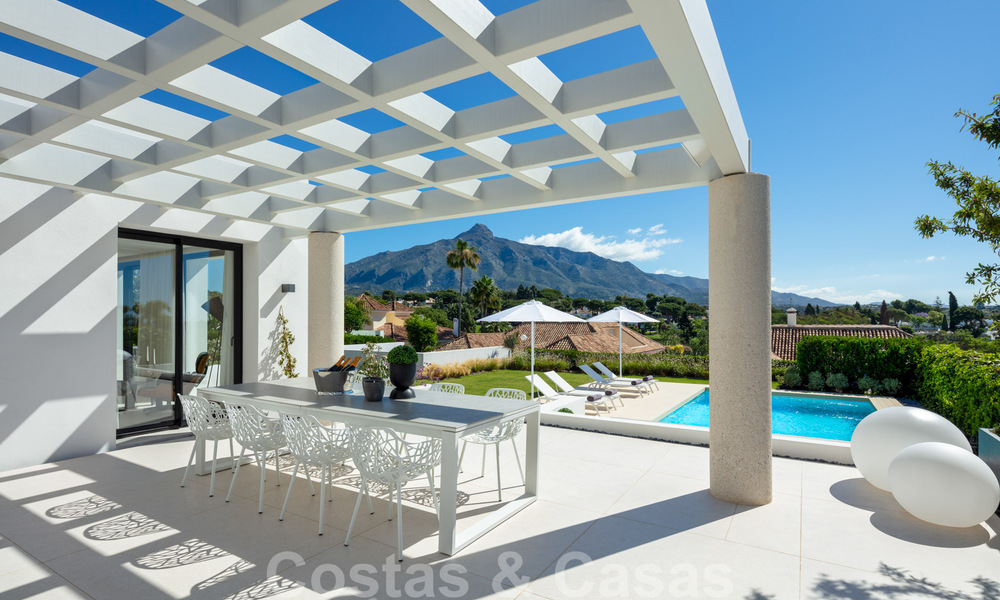 Stijlvol gerenoveerde villa te koop met prachtig uitzicht op de bergen in Nueva Andalucia - Marbella, op loopafstand van voorzieningen 30287