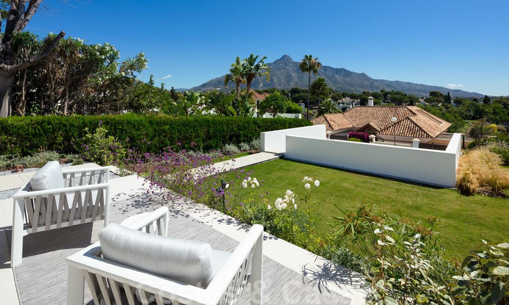 Stijlvol gerenoveerde villa te koop met prachtig uitzicht op de bergen in Nueva Andalucia - Marbella, op loopafstand van voorzieningen 30292