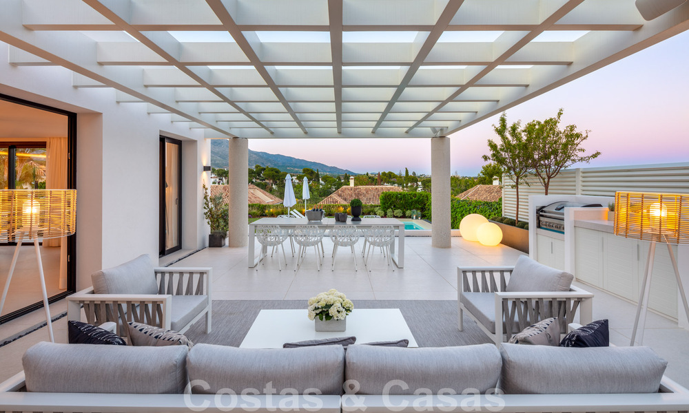 Stijlvol gerenoveerde villa te koop met prachtig uitzicht op de bergen in Nueva Andalucia - Marbella, op loopafstand van voorzieningen 30309