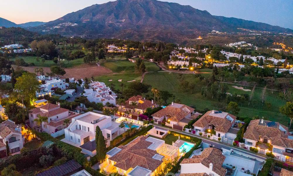 Stijlvol gerenoveerde villa te koop met prachtig uitzicht op de bergen in Nueva Andalucia - Marbella, op loopafstand van voorzieningen 30311
