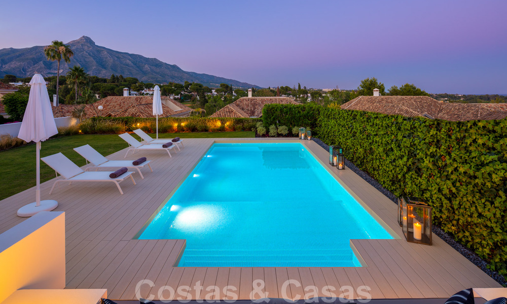 Stijlvol gerenoveerde villa te koop met prachtig uitzicht op de bergen in Nueva Andalucia - Marbella, op loopafstand van voorzieningen 30313