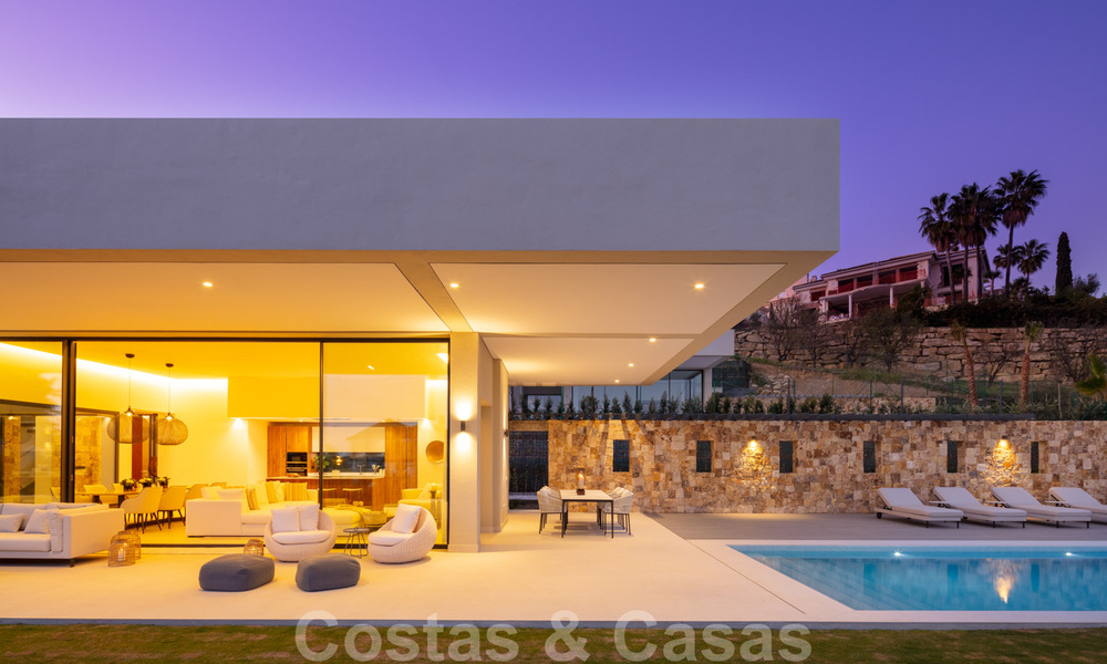 Laatste villa! Hedendaagse moderne nieuwbouw villa met zeezicht te koopin Nueva Andalucia, Marbella 30351