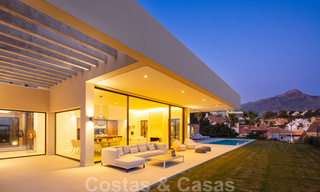 Laatste villa! Hedendaagse moderne nieuwbouw villa met zeezicht te koopin Nueva Andalucia, Marbella 30352 