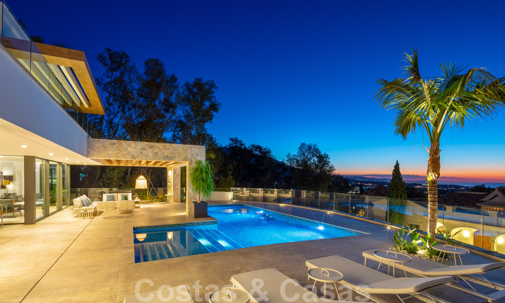 Gloednieuwe villa in eigentijdse stijl in een gated community met panoramisch zeezicht te koop in Benahavis - Marbella 30649