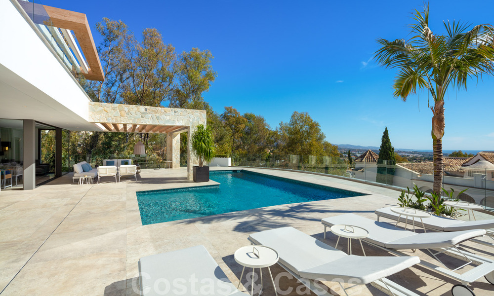 Gloednieuwe villa in eigentijdse stijl in een gated community met panoramisch zeezicht te koop in Benahavis - Marbella 30673