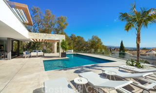 Gloednieuwe villa in eigentijdse stijl in een gated community met panoramisch zeezicht te koop in Benahavis - Marbella 30673 