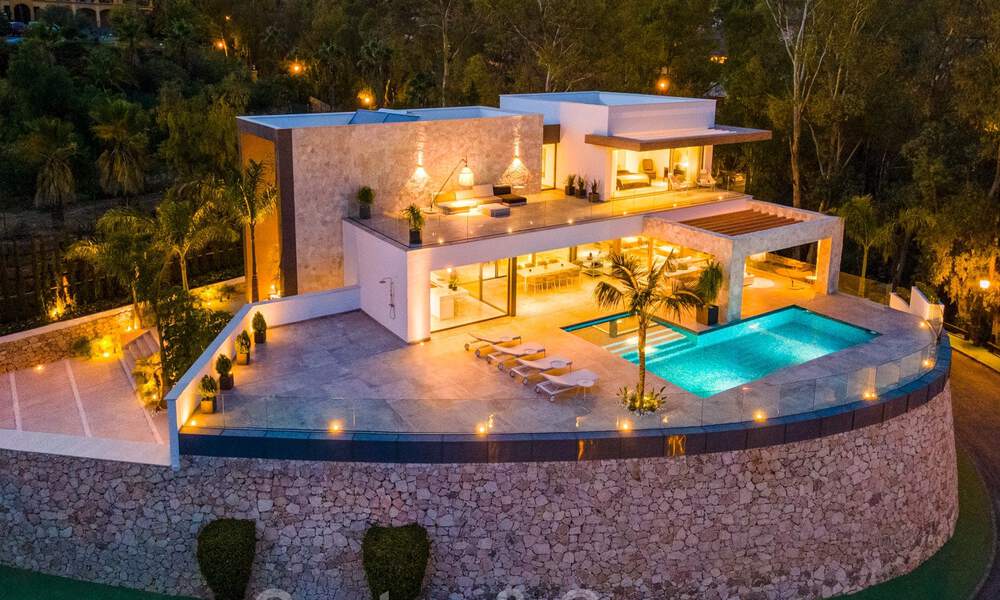 Gloednieuwe villa in eigentijdse stijl in een gated community met panoramisch zeezicht te koop in Benahavis - Marbella 30678