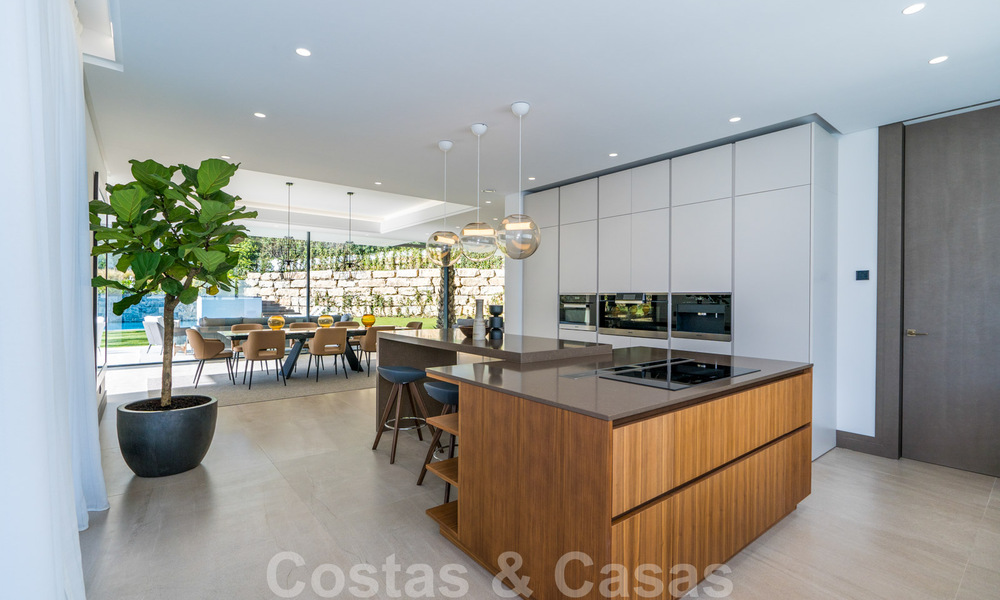 Instapklare moderne villa te koop op loopafstand van voorzieningen en Puerto Banus in Nueva Andalucia, Marbella 30688